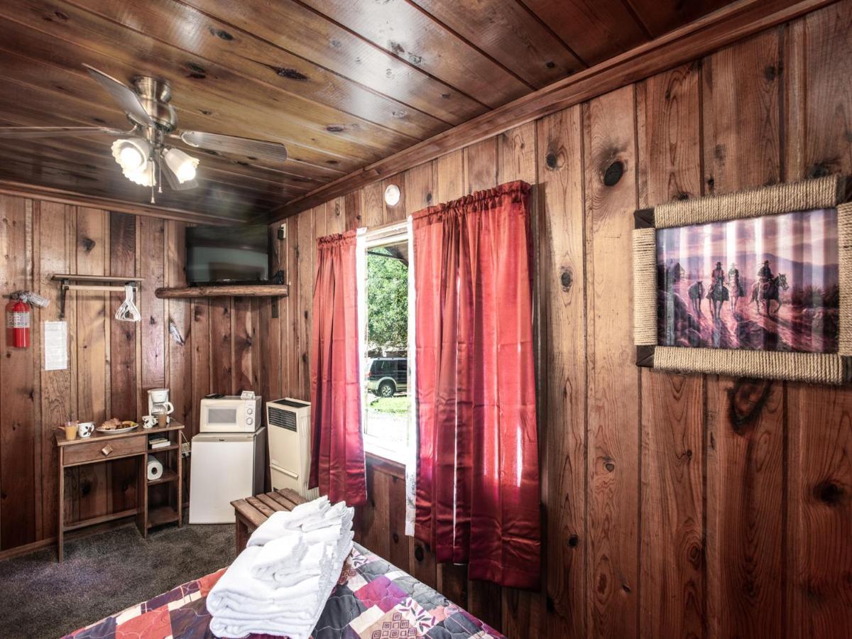 Apache Village Cabinette 11, Queen Bed, Midtown, Sleeps 2 Ruidoso Eksteriør billede