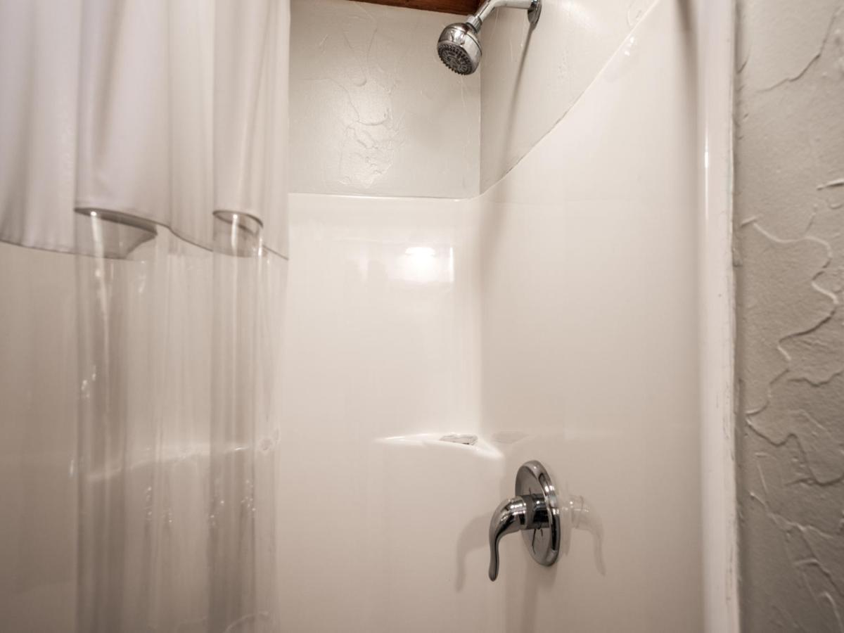 Apache Village Cabinette 11, Queen Bed, Midtown, Sleeps 2 Ruidoso Eksteriør billede